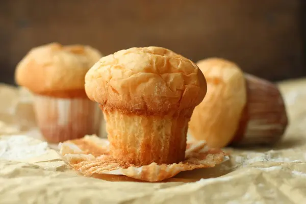 Bluder çok yumuşak ve tüylü geleneksel bir Endonezya ekmeğidir. Tipik olarak kağıt bardakta pişmiş, doğal olarak yüksek tepeciklerle övünür.