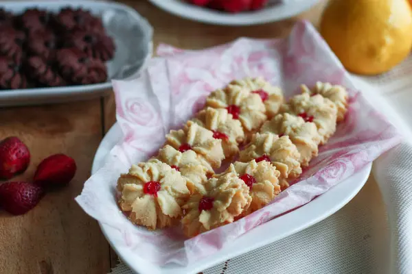 Tahta bir tabakta vanilyalı kurabiye, çikolatalı kurabiye, köy usulü.         