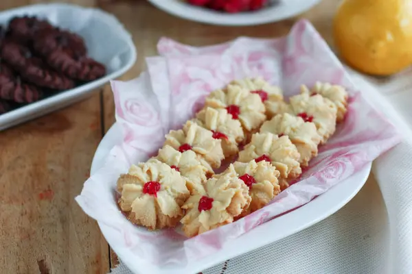Tahta bir tabakta vanilyalı kurabiye, çikolatalı kurabiye, köy usulü.         
