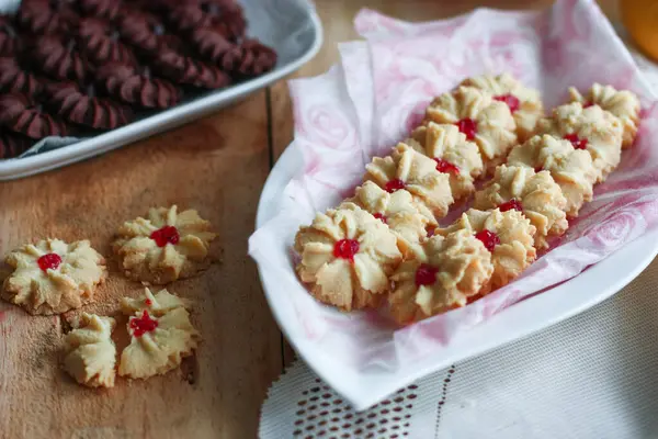 Tahta bir tabakta vanilyalı kurabiye, çikolatalı kurabiye, köy usulü.         