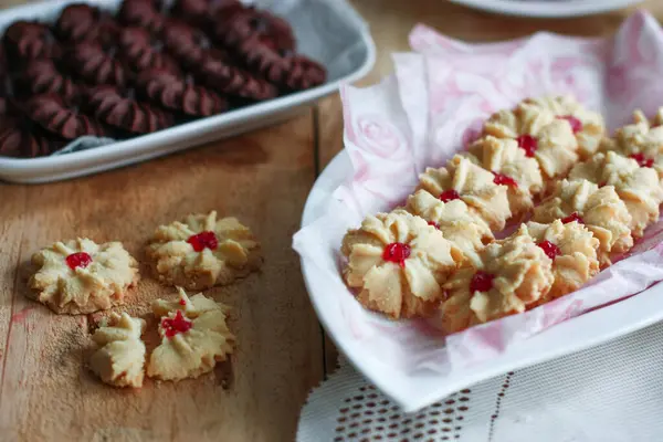 Tahta bir tabakta vanilyalı kurabiye, çikolatalı kurabiye, köy usulü.         