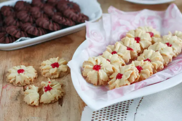 Tahta bir tabakta vanilyalı kurabiye, çikolatalı kurabiye, köy usulü.         