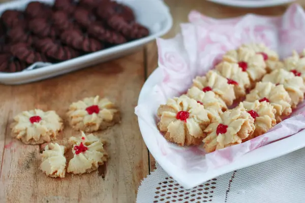 Tahta bir tabakta vanilyalı kurabiye, çikolatalı kurabiye, köy usulü.         