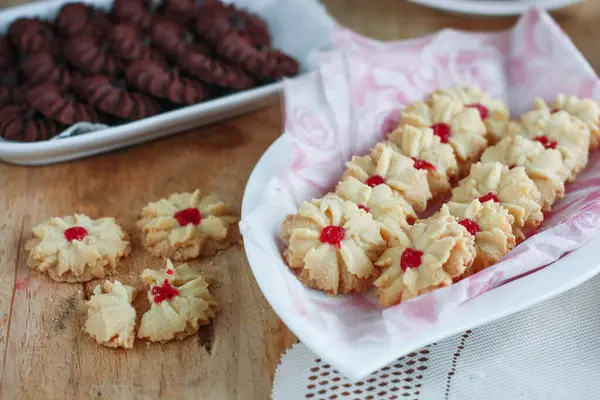 Tahta bir tabakta vanilyalı kurabiye, çikolatalı kurabiye, köy usulü.         