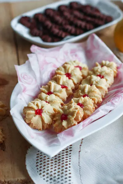 Tahta bir tabakta vanilyalı kurabiye, çikolatalı kurabiye, köy usulü.         