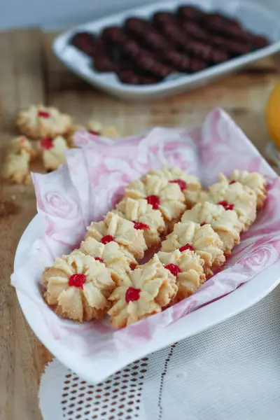 Tahta bir tabakta vanilyalı kurabiye, çikolatalı kurabiye, köy usulü.         