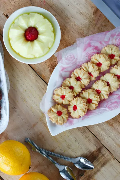 Tahta bir tabakta vanilyalı kurabiye, çikolatalı kurabiye, köy usulü.         