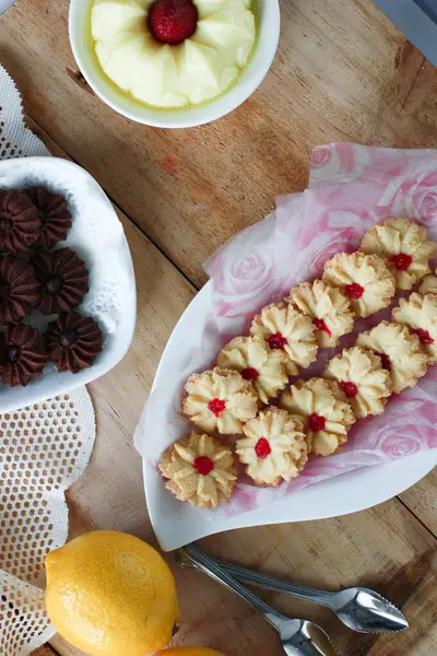 Tahta bir tabakta vanilyalı kurabiye, çikolatalı kurabiye, köy usulü.         