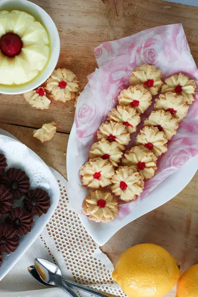 Tahta bir tabakta vanilyalı kurabiye, çikolatalı kurabiye, köy usulü.         