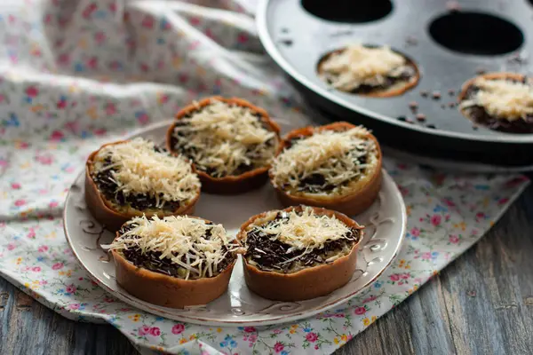 Martabak Manis, küçük versiyonu, popüler Endonezya sokak yemekleri, mayalı hamurdan yapılmış, tereyağı, yoğunlaştırılmış süt ve çeşitli malzemelerle kaplı.    