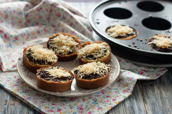 Martabak Manis, küçük versiyonu, popüler Endonezya sokak yemekleri, mayalı hamurdan yapılmış, tereyağı, yoğunlaştırılmış süt ve çeşitli malzemelerle kaplı.    