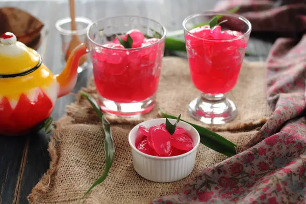 Manisan Kolang-Kaling, veya korunmuş şeker palmiye meyveleri, renkli serçe parmak kırmızısı, kaseler ve bardaklarda servis edilir. Endonezya 'da ramazan ayında ve İdul Fitri veya Hari Raya' da tipik bir içecek ve tatlı..