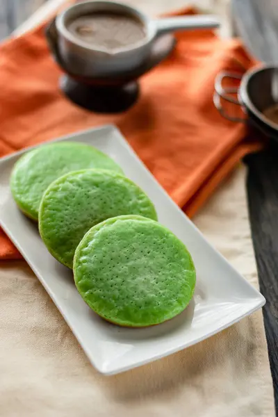 Serabi Pandan, geleneksel pirinç unundan yapılmış Endonezya krepleri, hindistan cevizi sütü ve hurma şekeri sosuyla servis ediliyor.                   