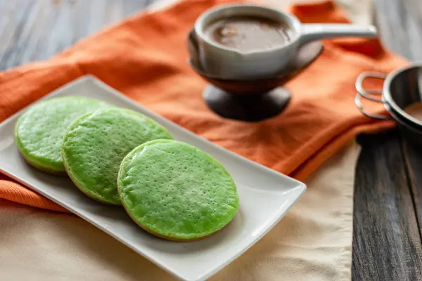 Serabi Pandan, geleneksel pirinç unundan yapılmış Endonezya krepleri, hindistan cevizi sütü ve hurma şekeri sosuyla servis ediliyor.                   