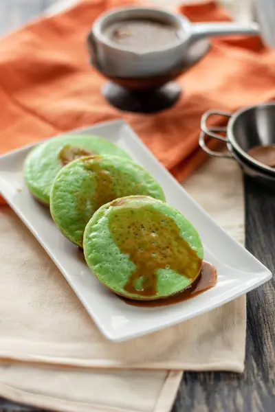 Serabi Pandan, geleneksel pirinç unundan yapılmış Endonezya krepleri, hindistan cevizi sütü ve hurma şekeri sosuyla servis ediliyor.                   