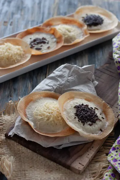 Serabi Solo, ya da Java krepleri, üzerinde peynir ve çikolata olan geleneksel Java krepleri.                                    