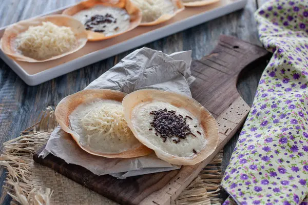 Serabi Solo, ya da Java krepleri, üzerinde peynir ve çikolata olan geleneksel Java krepleri.                                    