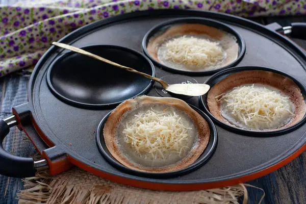 Serabi Solo, ya da Java gözlemeleri, üzerinde peynir olan geleneksel Java krepleri.                                       