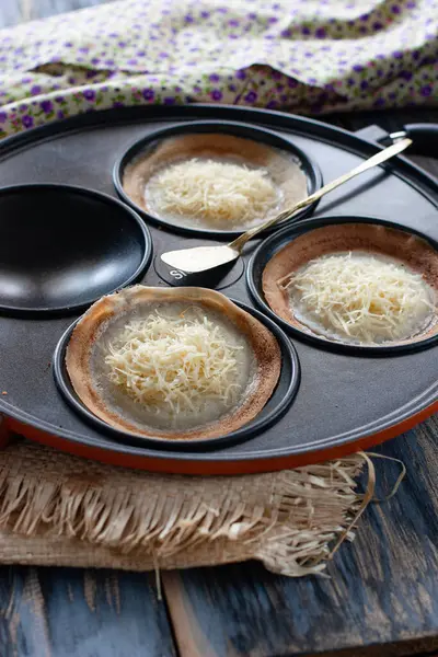 Serabi Solo, ya da Java gözlemeleri, üzerinde peynir olan geleneksel Java krepleri.                                       