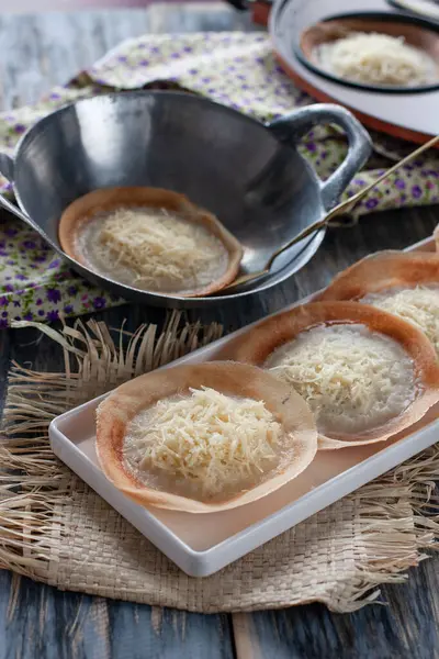 Serabi Solo, ya da Java gözlemeleri, üzerinde peynir olan geleneksel Java krepleri.                                       