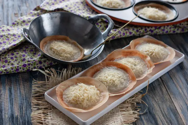 Serabi Solo, ya da Java gözlemeleri, üzerinde peynir olan geleneksel Java krepleri.                                       