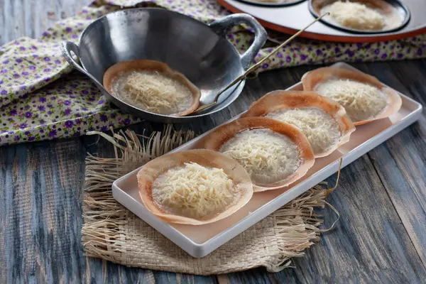 Serabi Solo, ya da Java gözlemeleri, üzerinde peynir olan geleneksel Java krepleri.                                       