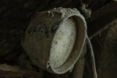 Çimentoyla kaplı eski bir kamyonun lambası.