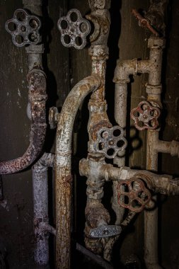Terk edilmiş bir fabrikada eski bir boru.