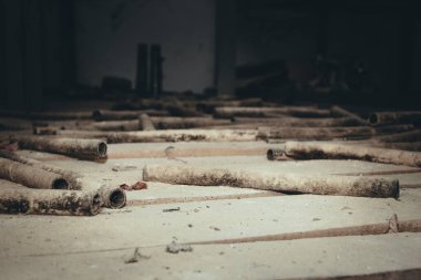 Tozdaki küçük lastik borular