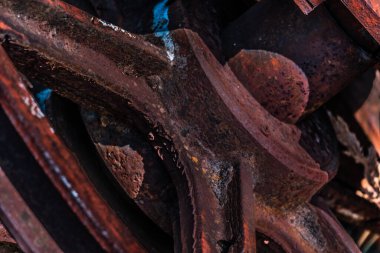 Rusty makrodaki makine teçhizatını bıraktı.