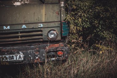 Park yerinde terk edilmiş eski bir kamyon.