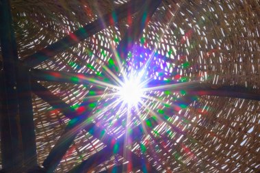 Güneş şemsiyesi altında güneş ışınları