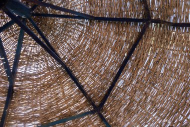 Saman ile güneş şemsiyesi dokusu