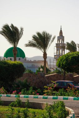 Mısır 'ın Marsa Alem ilçesinde bir cami.