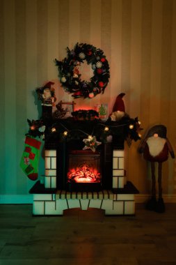 Noel 'de elflerle şömine