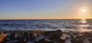 Denizin üzerinde güzel bir gün batımı