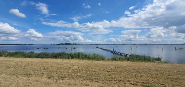 Nehir ve gölü olan güzel bir manzara.