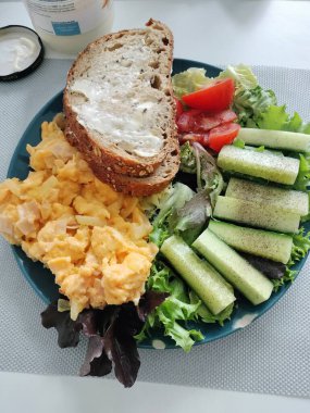 yumurta ve salata ile Servis Kahvaltı