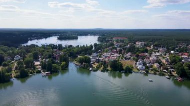Yaz zamanı Brandenburg, Gruenheide 'de Peetzsee Gölü ve Werlsee Gölü' nün insansız hava aracı görüntüsü.