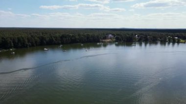 Yazın Brandenburg, Gruenheide 'deki Peetzsee ve Werlsee gölünün güzel insansız hava aracı görüntüsü.