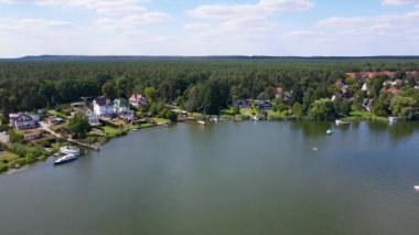 Peetzsee Gölü ve Brandenburg, Gruenheide 'deki bir teknenin yaz mevsiminde çekilmiş en iyi görüntü görüntüleri.