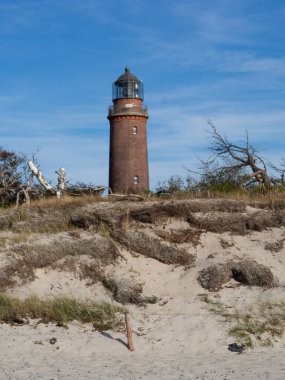 Almanya 'da Prerow yakınlarındaki Darss yarımadasındaki deniz fenerinin güzel manzarası.