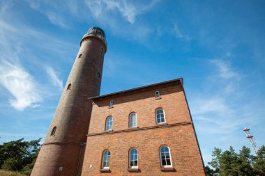 Almanya 'da Prerow yakınlarındaki Darss yarımadasındaki deniz fenerinin güzel manzarası.