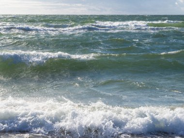 Beyaz köpüklü mavi baltık deniz suyu üzerinde dalgalanmalar, doğal deniz arka planı