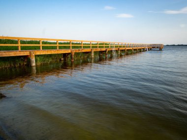Tahta iskele ve sazlıklar büyük göl üzerinde Bodstedter Bodden Penisula Darss, Gemany