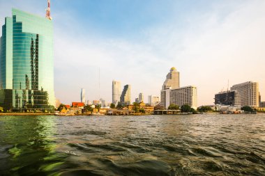 Bangkok 'un güzel silueti su kenarından