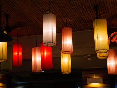 Güzel sıra asılmış renkli lambalar.