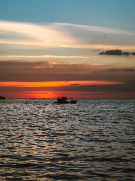 Vietnam 'da gün batımında denizde bir balıkçı teknesinin güzel silueti.