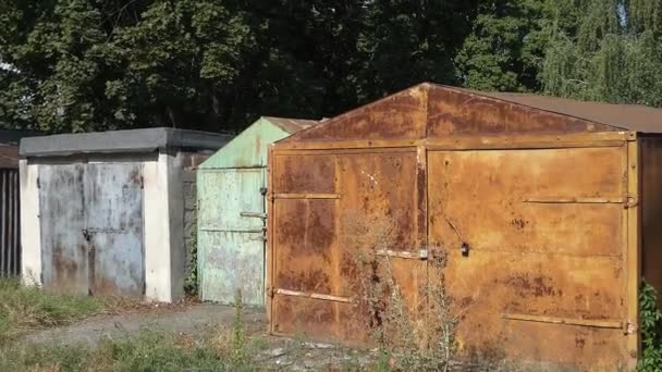 個人によって建てられた古い金属のガレージ — ストック動画
