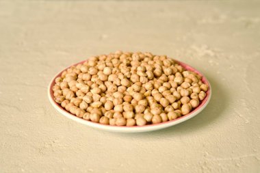 Küçük bir tabakta nohut.
